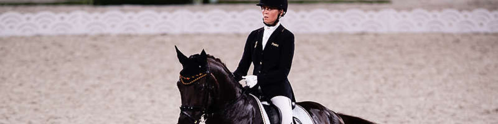 Regine Mispelkamp auf ihrem Pferd bei den Paralympics in Tokio