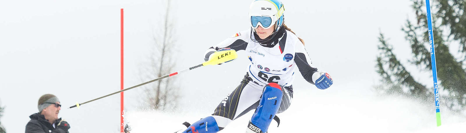 Anna-Maria Rieder umfährt eine Slalom-Stange
