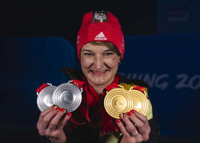 Anna-Lena Forster jubelt mit Medaillen