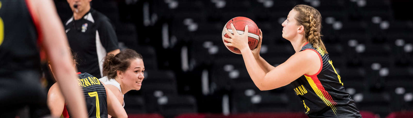 Lena Knippelmeyer wirft den Basketball 
