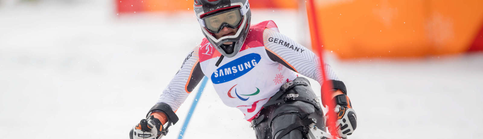 Anna Lena Forster fährt mit ihrem Mono-Ski um eine Slalom-Stange