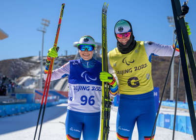 Linn Kazmaier & Florian Baumann jubeln mit Skier in den Händen