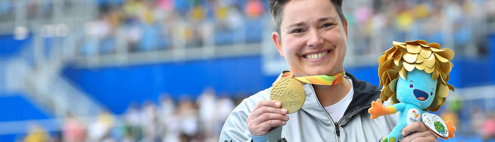 Birgit Kober präsentiert stolz ihre Goldmedaille