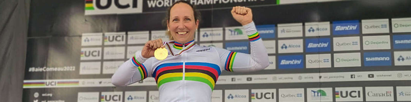 Annika Zeyen jubelnd mit der Goldmedaille und dem Regenbogentrikot auf dem Siegerpodest