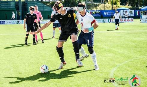 Deutsche Blindenfußball-Nationalmannschaft vergibt ersten Matchball bei EM