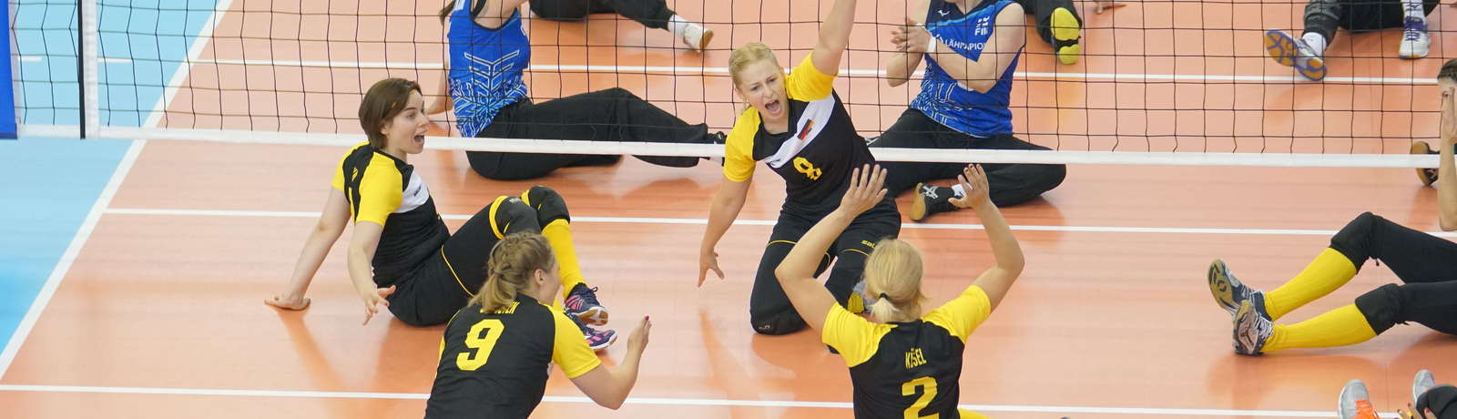 Sonja Scholten jubelt gemeinsam mit ihren Mitspielerinnen nach einem Punktgewinn